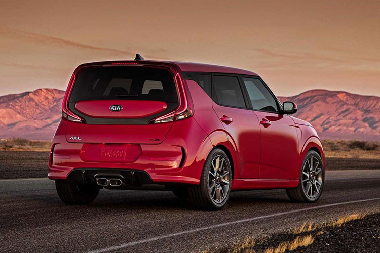 Tuy nhiên, thiết kế đầu xe và sườn xe của Kia Soul thế hệ mới không thể nào đập vào mắt bằng phần đuôi phía sau. Tại đây, Kia Soul 2020 được trang bị cụm đèn hậu LED hình boomerang kéo dài lên gần hết cột C và 2 ống xả nằm giữa dưới cản sau.