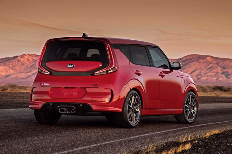 Tuy nhiên, thiết kế đầu xe và sườn xe của Kia Soul thế hệ mới không thể nào đập vào mắt bằng phần đuôi phía sau. Tại đây, Kia Soul 2020 được trang bị cụm đèn hậu LED hình boomerang kéo dài lên gần hết cột C và 2 ống xả nằm giữa dưới cản sau.