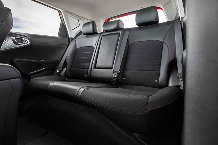 Bản Kia Soul 2020 GT-Line cũng có giá từ 21.285 USD ngang bằng với phiên bản S, nhưng có thiết kế khác biệt hơn một chút. Trong khi đó, bản X-Line thiết kế thể thao hơn với mâm hợp kim X-Line 18 inch.