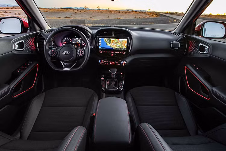 Nội thất bên trong cũng được hãng xe Hàn Quốc đầu tư hơn về mặt công nghệ, nổi bật là màn hình giải trí rộng đến 10,25 inch, một kích thước “quá cỡ” so với các dòng xe cỡ trung trở xuống. Chưa hết, chiếc xe còn đi kèm với loạt trang bị giải trí cao cấp như kết nối Android Auto, Apple Carplay, hệ thống 10 loa Harman Kardon có công suất 640 Watt, có cả Subwoofer đi kèm.