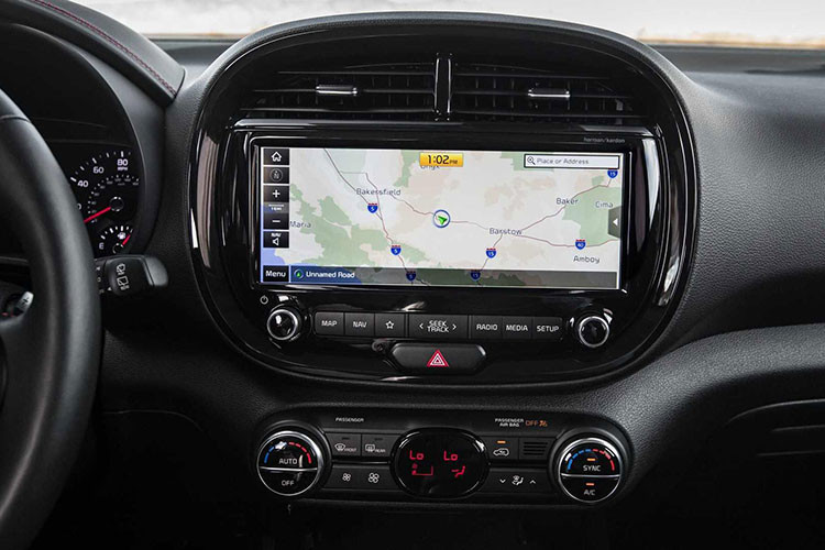 Cao hơn một chút là Kia Soul S 2020, khởi điểm từ 21.285 USD (khoảng 493 triệu đồng), sở hữu bộ mâm hợp kim 16 inch, và các công nghệ an toàn như trợ giúp tránh va chạm phía trước Forward Collision Avoidance Assist, cảnh báo va chạm khi xe trong điểm mù Blind Sport Collision Warning.