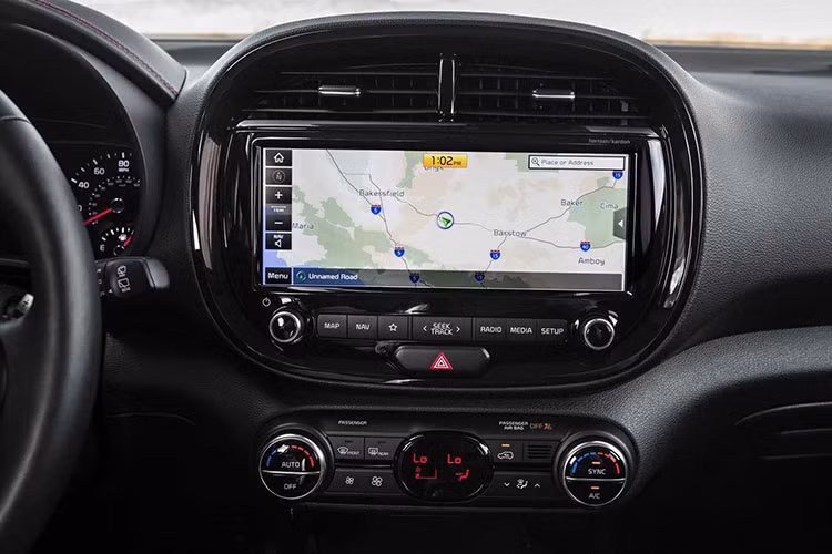 Cao hơn một chút là Kia Soul S 2020, khởi điểm từ 21.285 USD (khoảng 493 triệu đồng), sở hữu bộ mâm hợp kim 16 inch, và các công nghệ an toàn như trợ giúp tránh va chạm phía trước Forward Collision Avoidance Assist, cảnh báo va chạm khi xe trong điểm mù Blind Sport Collision Warning.