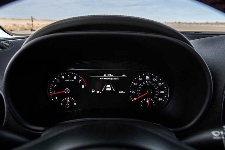 Giá xe Kia Soul 2020 bản tiêu chuẩn LX là từ 18.485 USD (khoảng 436 triệu đồng), xe được trang bị động cơ bốn xi lanh dung tích 2.0L, cho công suất 147 mã lực, dẫn động FWD và sử dụng hộp số sàn 6 cấp. Bản số tự động vô cấp cộng thêm 1.500 USD.