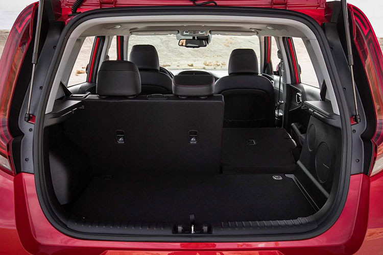 Ngoài ra, Kia Soul 2020 còn hai bản khác là Soul EX có giá 23.685 USD (tương đương khoảng 549 triệu đồng) và GT-Line Turbo có giá là 28.485 USD (tương đương 660 triệu đồng) dùng động cơ tăng áp.