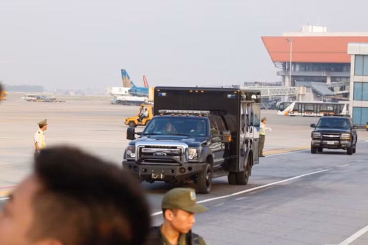 Những chiếc xe chuyên dụng của Mật vụ Mỹ di chuyển cuối đoàn. Ngoài ra còn có hàng loạt các xe đặc chủng khác như xe phá sóng, xe chở các cố vấn cùng bộ chỉ huy, xe chở bác sĩ cùng đội ngũ báo chí... nhằm hỗ trợ cho Tổng thống Mỹ khi gặp những tình huống bất ngờ xảy ra.