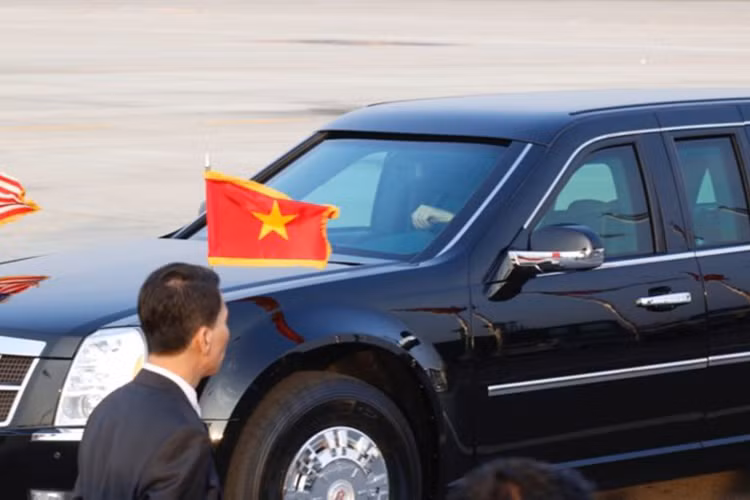 Xe được trang bị đèn hậu LED hoàn toàn. Đèn lùi tích hợp vào khu vực gắn biển số. Trên nắp cốp xe có hai ăng ten. Biển số của những chiếc Cadillac này đều giống nhau, với số hiệu 800 - 002. Dòng chữ "Taxation without representation" (tạm dịch "Đóng thuế nhưng không có dân biểu") có liên quan đến một câu chuyện trong chính trị của Mỹ. 