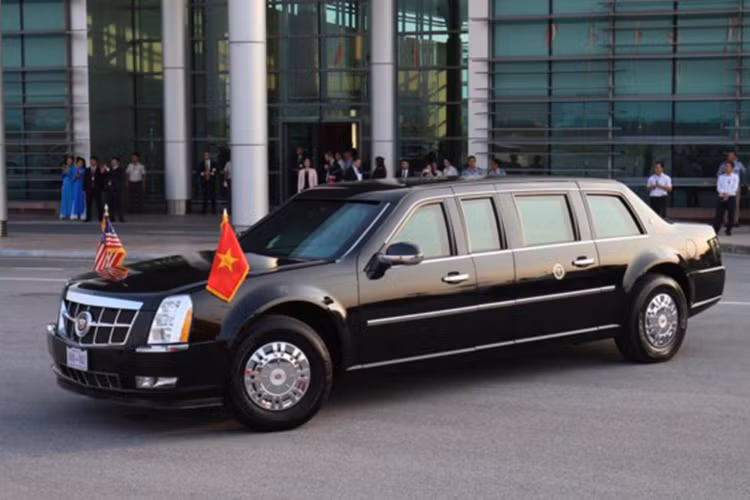 Hai chiếc Cadillac One chờ sẵn ở sân bay. Phần cửa xe khá dày. Riêng phần chống đạn ngoài dày hơn 15 cm, cấu tạo từ cả chục lớp vật liệu khác nhau. ính chống đạn cũng được cấu thành từ nhiều lớp và được hàn kín, không mở ra được. Riêng phần kính vị trí tài xế có thể hé xuống được một chút. Phần cột C của xe được gắn logo Cadillac.