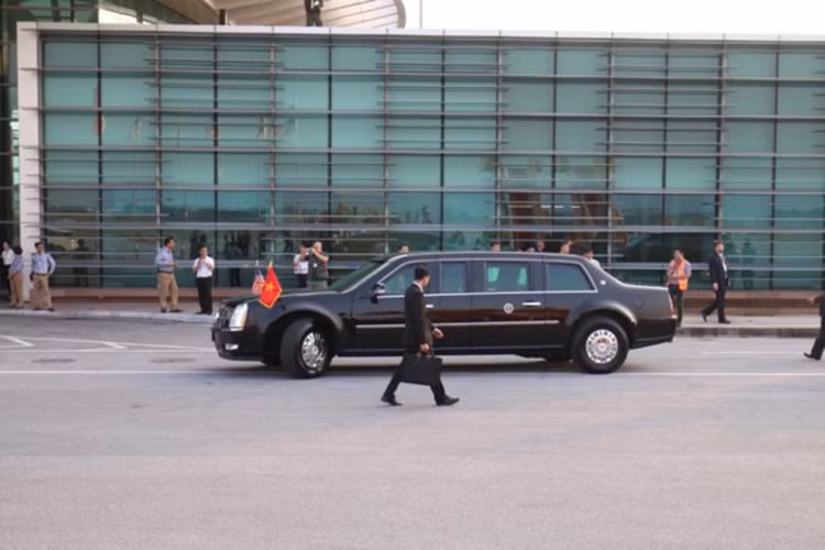 Chiều nay, ngày 11/11/2017, hai chiếc "quái vật" siêu xe Cadillac One cùng đoàn đặc vụ chờ sẵn ở sân bay Nội Bài để đón Tổng thống Donald Trump. Trước đó, khoảng 15h05, ông Trump đã rời Đà Nẵng bằng chuyên cơ Air Force One. Vào khoảng 17h20, chuyên cơ chở Tổng thống đã hạ cánh xuống sân bay Nội Bài, Hà Nội.