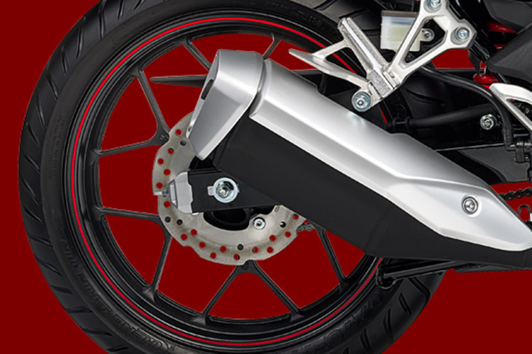 ABS hoạt động hiệu quả khi người lái bóp phanh trước, giúp ổn định tư thế của xe bằng cách chống khóa cứng bánh xe, đặc biệt trong điều kiện đường trơn ướt hay gồ ghề. Khi vượt qua tình huống nguy hiểm, hệ thống sẽ tái áp dụng lực phanh lớn nhất để xe dừng lại nhanh hoặc cho tới khi phát hiện mối nguy khóa bánh mới.