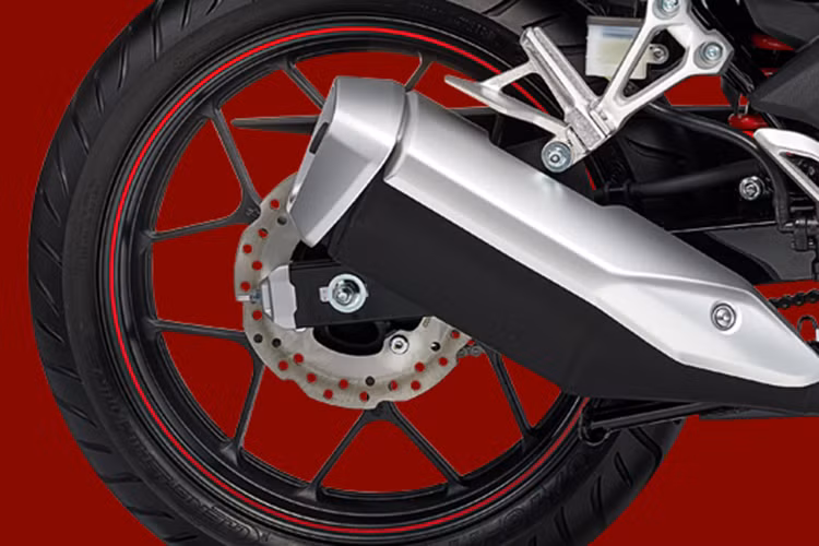 ABS hoạt động hiệu quả khi người lái bóp phanh trước, giúp ổn định tư thế của xe bằng cách chống khóa cứng bánh xe, đặc biệt trong điều kiện đường trơn ướt hay gồ ghề. Khi vượt qua tình huống nguy hiểm, hệ thống sẽ tái áp dụng lực phanh lớn nhất để xe dừng lại nhanh hoặc cho tới khi phát hiện mối nguy khóa bánh mới.