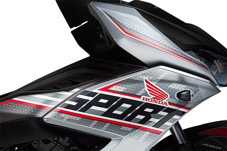 Đặc biệt, phần mặt nạ đầu xe còn tạo hiệu ứng thị giác hiệu quả với hình ảnh chữ “SPORT” đỏ nổi bật nằm dọc phía bên trái. Toàn bộ các chi tiết được kết hợp hài hòa nhằm hướng đến tổng thể thiết kế đậm chất thể thao cho Winner X phiên bản Thể thao ABS mới.