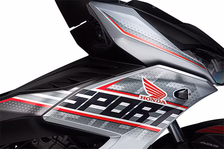 Đặc biệt, phần mặt nạ đầu xe còn tạo hiệu ứng thị giác hiệu quả với hình ảnh chữ “SPORT” đỏ nổi bật nằm dọc phía bên trái. Toàn bộ các chi tiết được kết hợp hài hòa nhằm hướng đến tổng thể thiết kế đậm chất thể thao cho Winner X phiên bản Thể thao ABS mới.