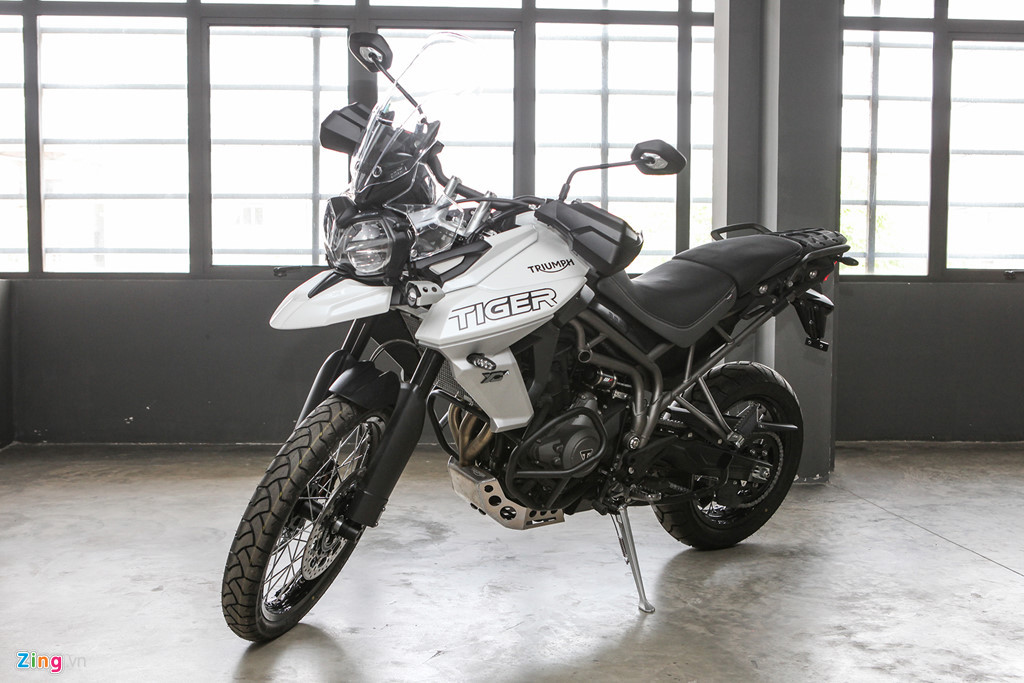 So với người tiền nhiệm, Triumph Tiger 800 2018 được thực hiện 200 nâng cấp tập trung vào khung sườn, động cơ cũng như các tính năng hiện đại, giúp gia tăng sức mạnh, cảm giác lái thú vị, độ bền. Xe vừa được phân phối chính thức tại Việt Nam. Phiên bản được lựa chọn là chiếc Tiger 800 XCA sử dụng la-zăng nan hoa.