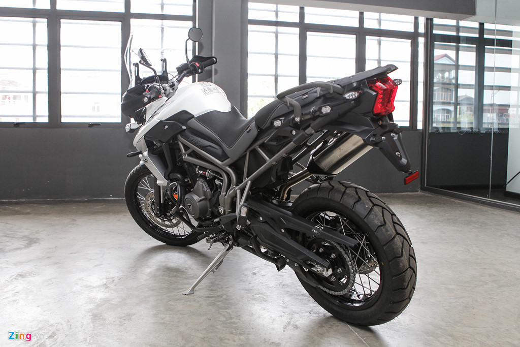 Cả hai mẫu xe Triumph Tiger 800 cc và 1.200 cc đều có hai phiên bản XR (chạy đường trường) và XC (thiên về off-road). Đặc biệt dòng Triumph Tiger 800 được nhắm tới thị trường châu Á với thiết kế nhỏ gọn hơn so với Triumph Tiger 1.200 cc.