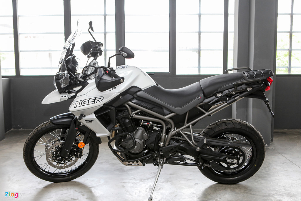 Triumph Tiger 800 XCA 2018 có chiều rộng 805 mm, chiều cao tính cả gương chiếu hậu là 1.390 mm, yên 860 mm, chiều dài cơ sở 1.545 mm và khối lượng khô 204 kg. Với thông số trên, Triumph Tiger 800 2018 được xem là khá phù hợp với thể trạng của người châu Á.