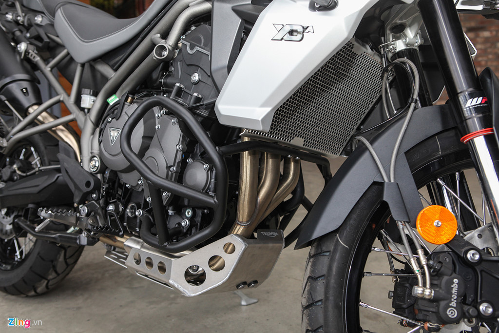 Triumph trang bị cho dòng adventure cỡ lớn của mình hệ thống ống xả 3 trong 1 bằng thép không gỉ hầm hố và mạnh mẽ.