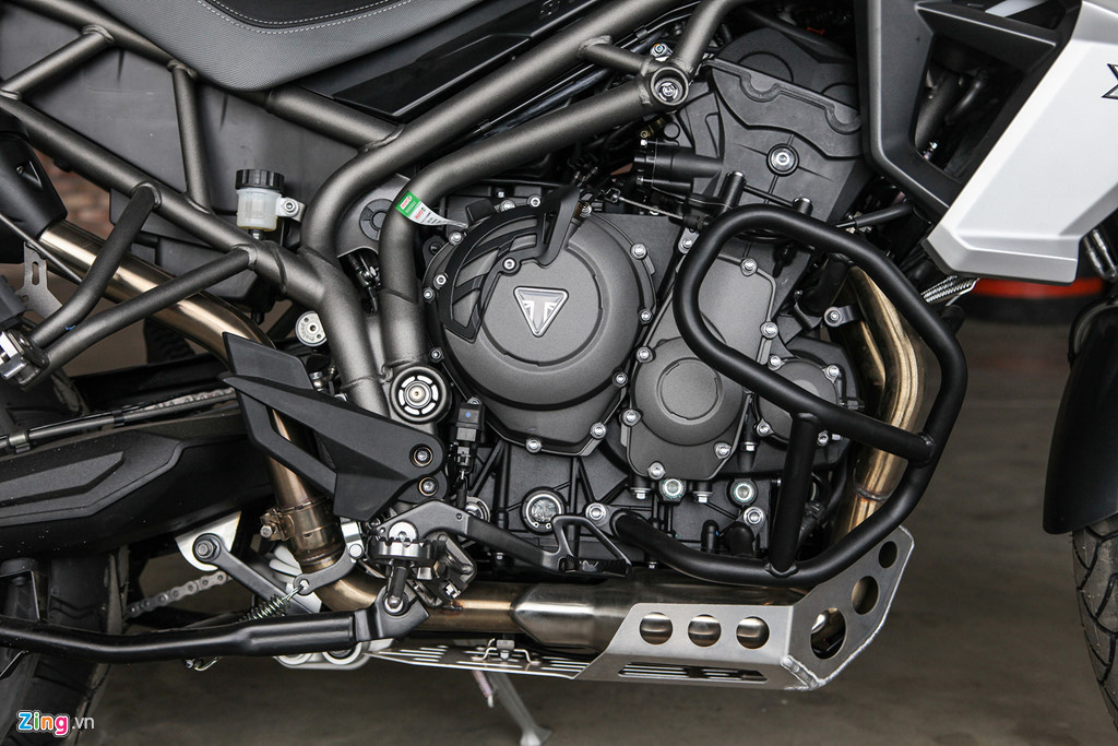 Triumph Tiger 800 XCA 2018 được trang bị động cơ 800 cc DOHC ba xi-lanh, làm mát bằng dung dịch, 12 van, cho công suất 95 mã lực tại tua máy 9.500 vòng/phút và mô men xoắn 79 Nm tại 8.050 vòng/phút. Hệ thống phun xăng 3 điểm, cùng hộp số côn tay 6 cấp.