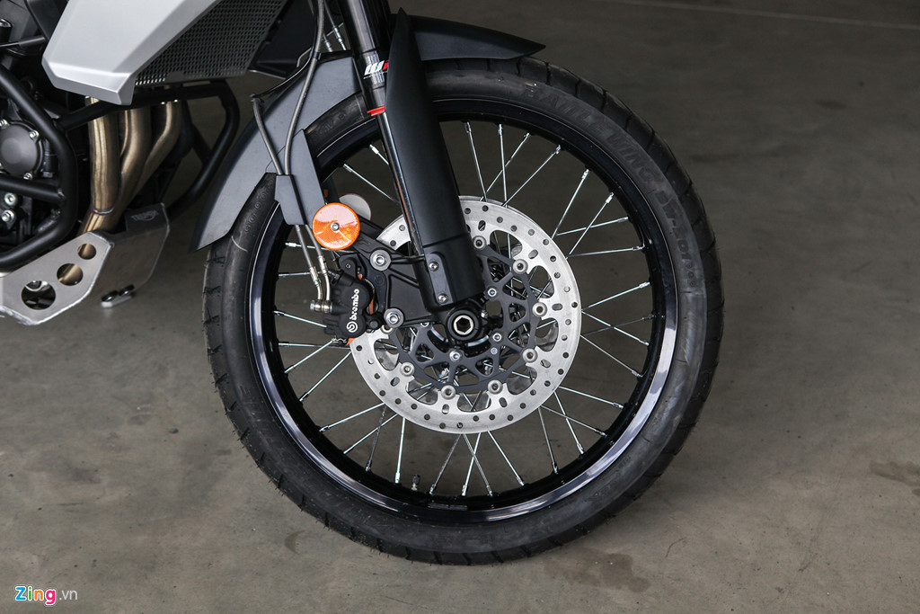 Là phiên bản nhắm tới nhóm khách hàng ưa thích chinh phục các địa hình khó, Triumph Tiger 800 XCA 2018 được trang bị sưởi tay lái, sưởi yên, điều khiển hành trình, hệ thống điều khiển lực kéo, phanh chống bó cứng ABS, bánh trước sử dụng la-zăng 10 chấu 19 inch, bánh sau sử dụng la-zăng 10 chấu 17 inch.