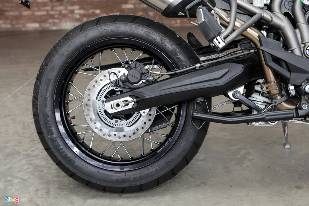 Xe được trang bị hệ thống treo trước WP hành trình ngược 43 mm, phuộc giảm chấn phía sau 220 mm, phanh đĩa kép Brembo đường kính 305 mm với 4 piston kẹp cho bánh trước. Bánh sau sử dụng phanh đĩa đơn 255 mm hiệu Nissin với 2 piston kẹp.