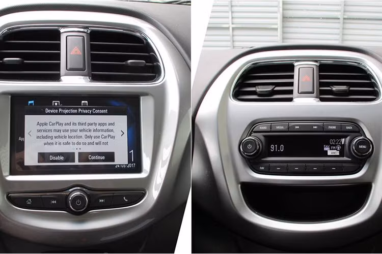 Bên trong gây chú ý với việc xuất hiện hệ thống thông tin giải trí MyLink thế hệ II với màn hình cảm ứng 7-inch và vô-lăng tích hợp nút đàm thoại rành tay, điều chỉnh âm thanh. Trong khi đó hai phiên bản Spark và Spark Duo sử dụng đầu giải trí CD có kết nối USB.(Ảnh: hệ thống thông tin giải trí thế hệ cũ và mới).