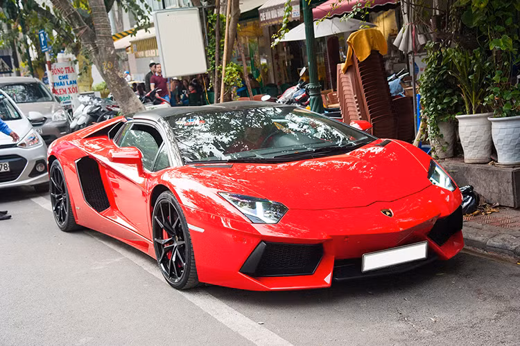 Trước đó, siêu xe Lamborghini Aventador mui trần này sở hữu ngoại thất đỏ tươi và từng thuộc sở hữu của một đại gia sinh sống tại Hải Phòng. Tuy nhiên sau vài tháng sử dụng, "siêu bò" được sang tay cho một thiếu gia 1996 chuyên kinh doanh xe sang tại Hà Nội và định cư tại đây cho đến nay. Giá trị ước tính của chiếc xe này nếu tính đủ thuế tại Việt Nam sẽ khoảng hơn 20 tỷ đồng.