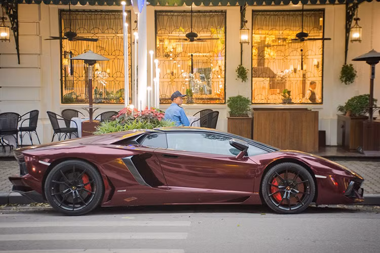 Lamborghini Aventador Roadster khác biệt với phiên bản cuop ở phần mui thiết kế đặc biệt gồm 2 tấm ghép làm từ sợi carbon, nặng khoảng 6 kg mỗi tấm và có thể tháo lắp dễ dàng bằng tay. Phần mui sau khi được tháo ra có thể xếp vào hộc để đồ dưới nắp ca-pô phía trước.