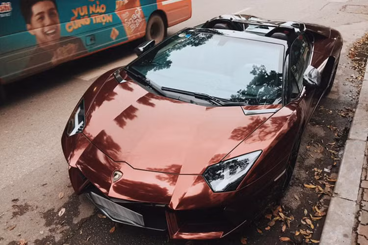 Aventador LP 700-4v Roadster có thể đạt tốc độ tối đa 349 km/h khi mở mui. Tuy nhiên trên thực tế, nếu chạy vận tốc trên 200 km/h trong trạng thái mở mui thì tiếng ồn do gió tạo ra sẽ át tiếng động cơ V12. Ở vận tốc khoảng 130 km/h, những người ngồi trong cabin vẫn dễ dàng trò chuyện với nhau mà không phải hét lớn.