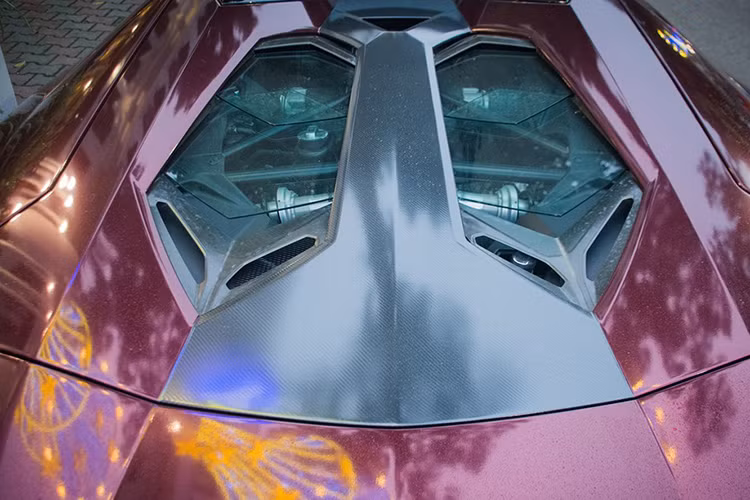 Siêu xe này được trang bị động cơ V12 6.5L, công suất tối đa 700 mã lực, mô-men xoắn cực đại 690 Nm đi kèm hộp số 7 cấp ly hợp kép, có thể tăng tốc 0-100 km/h trong 2,9 giây và đạt vận tốc tối đa 349 km/h. Dù khá nổi tiếng với mức tiêu tốn nhiên liệu "như uống", động cơ này vẫn đạt mức khí thải tiêu chuẩn Euro 6.