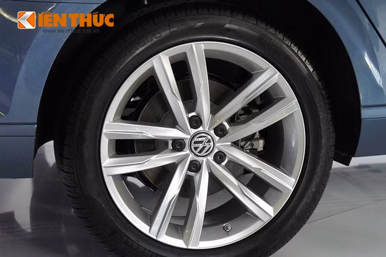 Ngoài ra trên mẫu xe này, Volkswagen đã sử dụng bộ mâm 5 chấu 18 inch cỡ lớn. Nếu so với phiên bản cũ, The New Passat có khoảng cách gầm thấp hơn tới 14mm, nhằm nhấn mạnh vẻ thể thao tốc độ.
