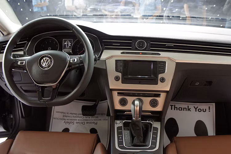 Không gian nội thất của xe thể hiện sự sang trọng từ những chiếc xe cao cấp của Đức. So với các thế hệ trước, Passat có diện tích khoang lái rộng hơn. Hệ thống bánh trước và bánh sau dịch chuyển về hai phần đầu và đuôi xe nhằm tạo cảm giác êm ái.