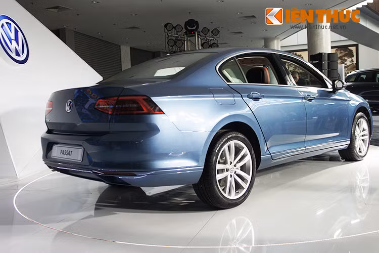 Nếu như tại thị trường Việt Nam, Toyota Camry được xem như một vị vua tại phân khúc sedan hạng D thì tại châu Âu - Passat chính là vị vua ấy. Và lần này Volkswagen Việt Nam xác định Toyota Camry sẽ là đối thủ trực tiếp mà Passat hướng đến thị trường giàu tiềm năng này.