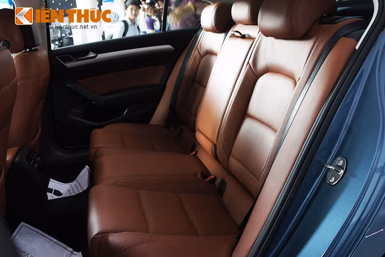 Hàng ghế sau của Passat được bọc da vơi tư thế ngồi rộng rãi, ra vào dễ dàng, có chức năng sửi ấm, phù hợp khi sử dụng vào mùa đông. Hệ thống treo tương đối cứng nhưng vẫn đảm bảo chuyến đi thoải mái. Nhờ cửa dày nên khả năng cách âm bên trong của xe rất tốt.