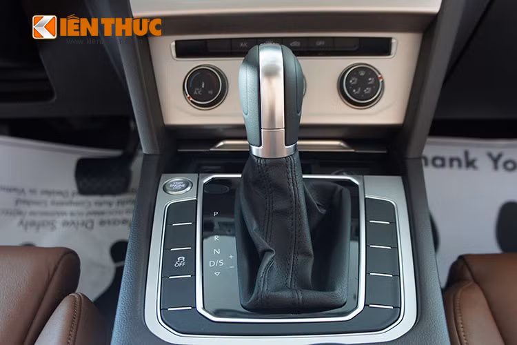 Xe cũng được trang bị hệ thống lái trợ lực điện tử, cảm biến theo tốc độ (EPS), hệ thống chống bó cứng phanh (ABS), chống trượt khi tăng tốc (ASR)… Đáng chú ý là hệ thống hỗ trợ cảnh báo vượt trước (Front Assist) và cảnh báo vượt sau (Rear Traffic Alert).