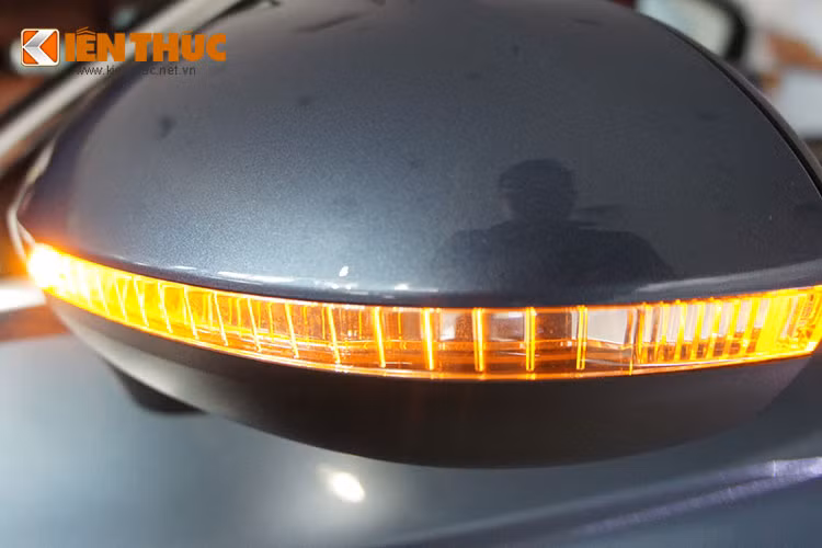 Đèn báo rẽ dạng led cũng được thích hợp trên gương chiếu hậu của xe với thiết kế kéo dài vòng quang gương khá ấn tượng.