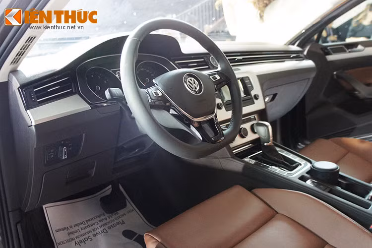 Nội thất xe cũng được thiết kế trẻ trung với nhiều đường thẳng thay vì các nét cong uốn lượn. Đặc biệt chất liệu nội thất và các tiện nghi tạo cảm giác sang trọng của một mẫu xe xuất xứ từ nước Đức, với ghế da cao cấp điều chỉnh 14 hướng, có tính năng nhớ vị trí và chức năng massage…