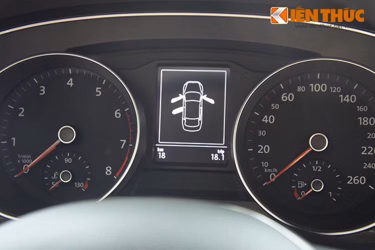 Do được thiết kế theo phong cách gia đình và chú trọng đến tính an toàn, Passat mới kế thừa khá nhiều công nghệ mang tính hấp dẫn cao đã được áp dụng trên các mẫu xe Volkswagen Jetta, Golf GTI… Xe được trang bị hệ thống 6 túi khí bảo vệ an toàn (túi khí trước, rèm và bên hông).