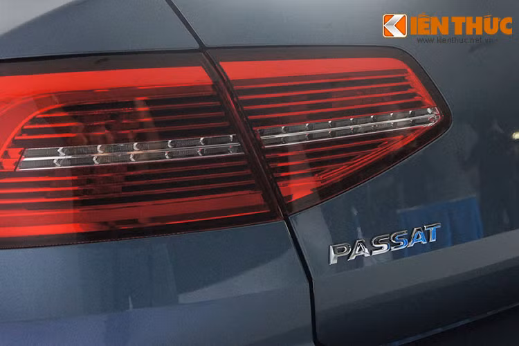 Dàn đèn báo phía sau có thể nhìn ra ở Passat có nét gì đó tương đồng giữa với thiết kế của "người anh em" Audi. Ở phần đèn hậu này được Volswagen thiết kế dạng led với hai dải đèn màu khác nhau.