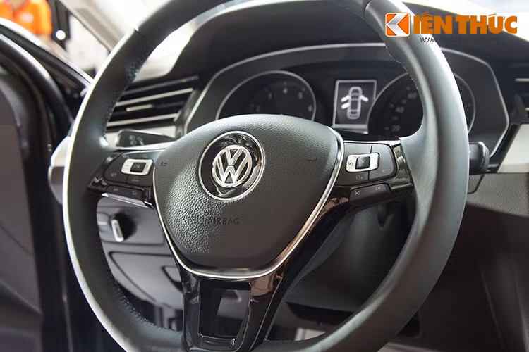  Vô lăng 3 chấu bọc da được làm dạng gật gù với các nút bấm đa dạng, nó có thể điều chỉnh độ nghiêng. Đặc biệt, tính năng an toàn đáng chú ý trên mẫu xe này là khả năng thu vô lăng vào khi va chạm, nhằm giảm nguy cơ người lái đập ngực vào bánh lái.