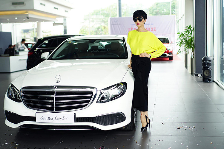 Vừa qua đại lý Mercedes-Benz Vietnam Star Trường Chinh, quận Tân Phú, TP HCM đã bàn giao chiếc sedan hạng sang tầm trung Mercedes-Benz E200 cho siêu mẫu Xuân Lan. Chiếc Mercedes-Benz E200 của Xuân Lan mới tậu có ngoại thất sơn màu trắng với nội thất bọc da màu sô cô la.