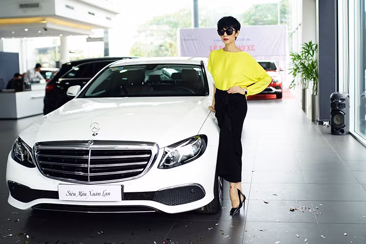Vừa qua đại lý Mercedes-Benz Vietnam Star Trường Chinh, quận Tân Phú, TP HCM đã bàn giao chiếc sedan hạng sang tầm trung Mercedes-Benz E200 cho siêu mẫu Xuân Lan. Chiếc Mercedes-Benz E200 của Xuân Lan mới tậu có ngoại thất sơn màu trắng với nội thất bọc da màu sô cô la.