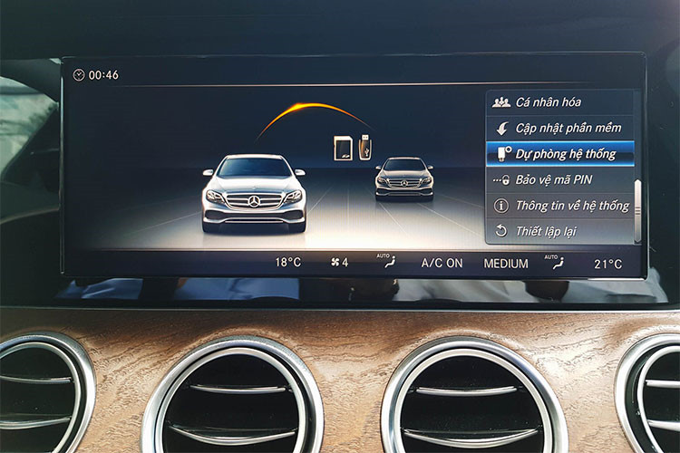 Tuy nội thất của xe không thể hoàn hảo như "đàn anh" E300 AMG với cụm đồng hồ trung tâm cũng là một màn hình và có thể thay đổi giao diện. Tuy nhiên, có thể thấy những nâng cấp trên E200 bản nâng cấp này cũng thực sự đáng giá khi không gian nội thất đã "lột xác" khá nhiều.