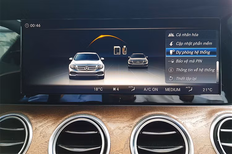 Tuy nội thất của xe không thể hoàn hảo như "đàn anh" E300 AMG với cụm đồng hồ trung tâm cũng là một màn hình và có thể thay đổi giao diện. Tuy nhiên, có thể thấy những nâng cấp trên E200 bản nâng cấp này cũng thực sự đáng giá khi không gian nội thất đã "lột xác" khá nhiều.