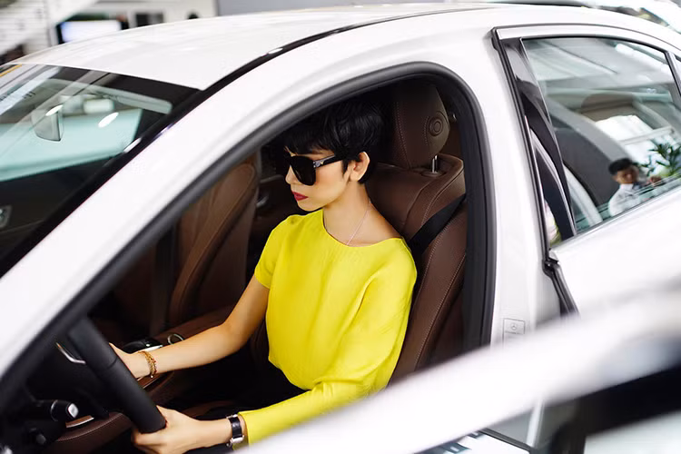 Vô-lăng xe được bọc da cao cấp, có nhiều nút bấm điều khiển và đặc biệt là phím bấm cảm ứng ngay trên tay lái (Touch Control Buttons) mà không gây mất tập trung khi đang lái xe. E-Class thế hệ mới hỗ trợ sạc điện thoại không dây qua chuẩn Qi, mang đến sự tiện lợi cho các tín đồ công nghệ. khá tiện lợi.