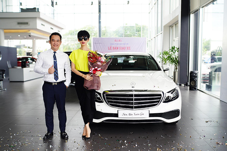 E200 được trang bị đến 9 túi khí, hệ thống chống bó cứng phanh ABS, hỗ trợ lực phanh khẩn cấp BAS, chống trượt khi tăng tốc ASR, ổn định thân xe điện tử ESP và hỗ trợ ổn định xe khi gió thổi ngang. Bên cạnh đó là hệ thống treo AGILITY CONTROL, trợ lực điện Direct-Steer biến thiên tốc độ, phanh chủ động, khởi hành ngang dốc...