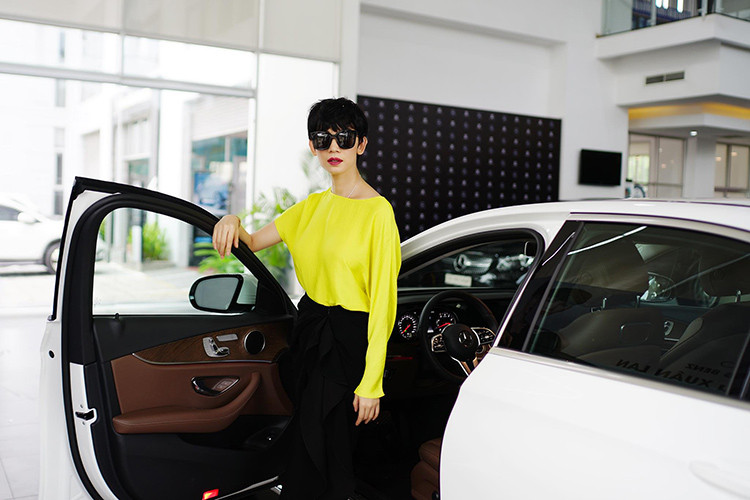 Mercedes-Benz E200 của Xuân Lan là phiên bản nâng cấp mới tại Việt Nam, so với trước nó không thay đổi nhiều. Đáng chú ý là cụm đèn pha sử dụng hoàn toàn bằng công nghệ LED, hai dãy đèn chiếu sáng ban ngày đặc trưng (kiêm chức năng báo rẽ) được vuốt thẳng xuống phía dưới và ôm theo lưới tản nhiệt.