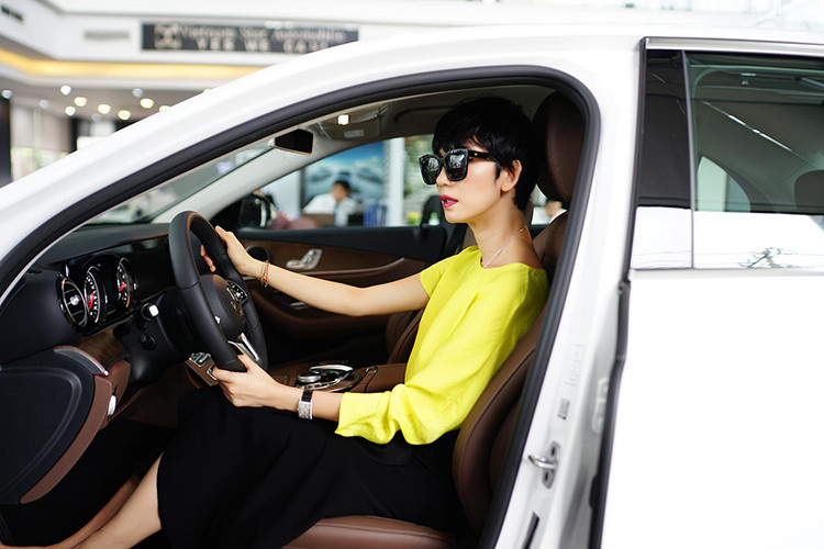 Sự thay đổi dễ nhận biết nhất ở ngoại thất chính là bộ mâm 17 inch với thiết kế 10 chấu mới. E200 sở hữu trục cơ sở và chiều dài tổng thể lần lượt dài hơn 65 mm và 43 mm so với mẫu xe tiền nhiệm. Đuôi xe được nâng cấp thêm một số chi tiết nhỏ nhưng không thay đổi nhiều so với trước.