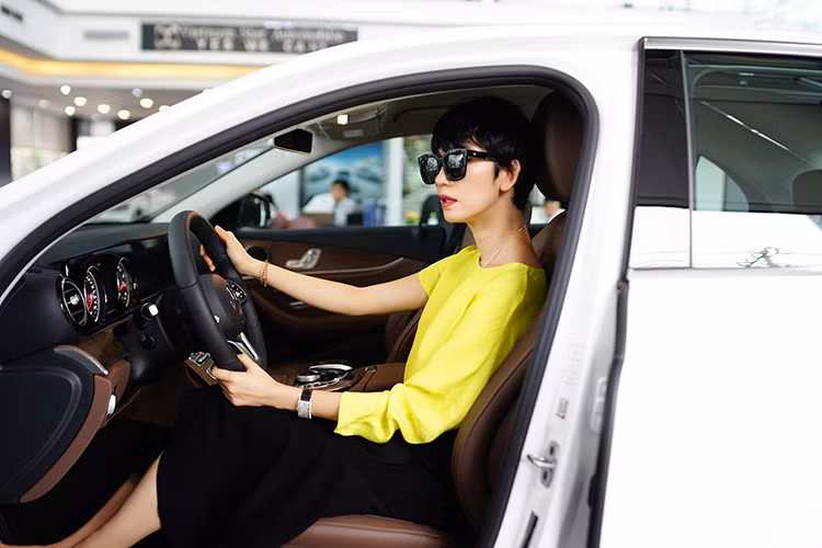 Sự thay đổi dễ nhận biết nhất ở ngoại thất chính là bộ mâm 17 inch với thiết kế 10 chấu mới. E200 sở hữu trục cơ sở và chiều dài tổng thể lần lượt dài hơn 65 mm và 43 mm so với mẫu xe tiền nhiệm. Đuôi xe được nâng cấp thêm một số chi tiết nhỏ nhưng không thay đổi nhiều so với trước.