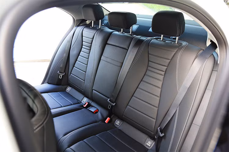 Phiên bản E200 sử dụng chung loại động cơ 2.0 lít với 4 xi-lanh thẳng hàng. Tuy nhiên, E200 chỉ cho công suất 184 mã lực và mômen xoắn cực đại 300Nm từ 1.200 đến 4.000 vòng/phút. E200 cũng sử dụng hộp tự động 9 cấp 9G-Tronic hoàn toàn mới, nhằm đem lại sự mượt mà cũng như cảm giác lái phấn khích nhất cho người điều khiển.