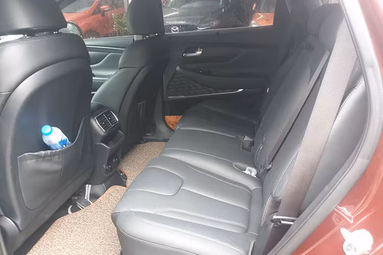 Hyundai Santa Fe 2019 tại Việt Nam sẽ được trang bị động cơ dầu 2.2L hoặc xăng 2.4L. Động cơ dầu 2.2L sản sinh công suất 202 mã lực, mô-men xoắn cực đại 441 Nm trong khi động cơ xăng 2.4L sản sinh công suất 188 mã lực và mô-men xoắn cực đại 241 Nm. Phiên bản máy dầu dùng hộp số tự động 6 cấp trong khi bản máy xăng là loại tự động 8 cấp.