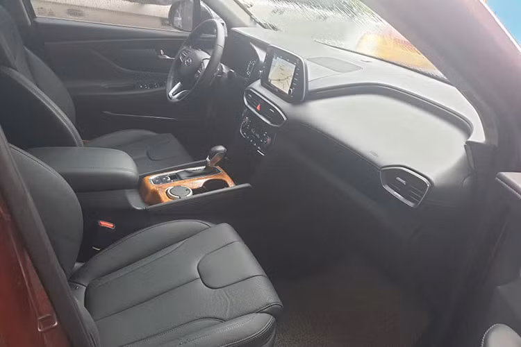 Về an toàn, SantaFe 2019 tại Việt Nam được trang bị đầy đủ hơn trước với camera lùi, cảm biến lùi, 6 túi khí, hệ thống chống bó cứng phanh, cân bằng điện tử, hỗ trợ khởi hành ngang dốc và hỗ trợ đổ đèo tiêu chuẩn. Những tính năng còn lại như camera biến trước/sau, cảnh báo điểm mù, khóa an toàn thông minh, cảnh báo người ngồi hàng ghế sau và phanh tay điện tử chỉ có trên bản đặc biệt.